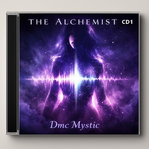 CD N°1 — The Alchemist ouvre le coffret comme une porte vers un autre monde. Dix-sept pistes où l’acide serpente, où la trance pulse, où la techno respire, où la drum & bass flotte dans un espace sans gravité. C’est un laboratoire vivant, un creuset où les fréquences se transforment en matière, où chaque beat devient une étincelle d’alchimie. Un disque qui ne se contente pas de jouer : il transmute, il élève, il brûle et illumine.